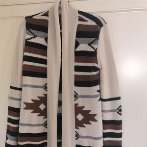Bb Dakota Aztec long sweater made of wool and acrylic. Great to layer